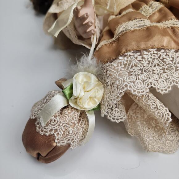 Donna Marie Cracker Barrel Exclusive American Classics Collection Porcelain Doll - Picture 13 of 14